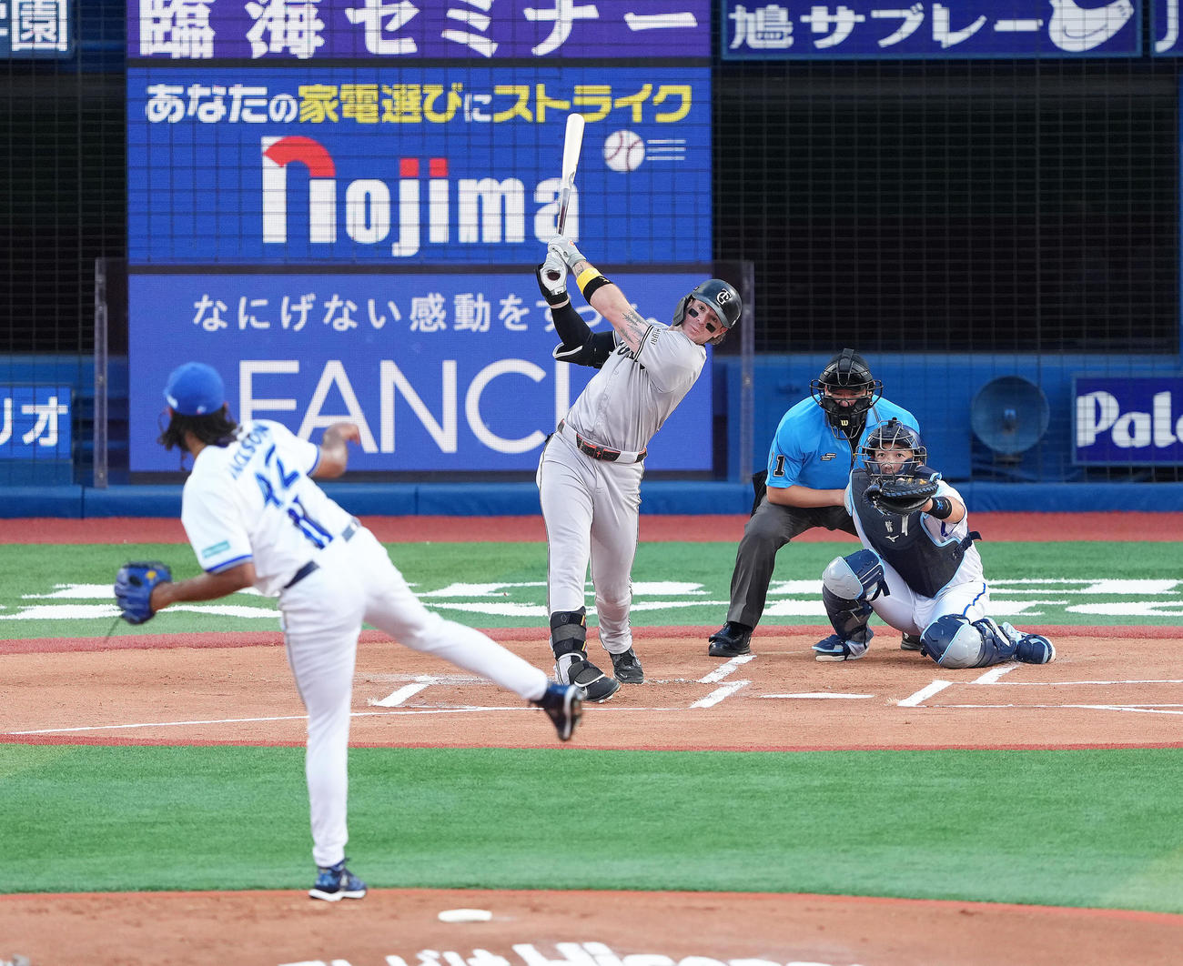 DeNA対巨人　1回表巨人2死二塁、キャベッジは先制の左前適時打を放つ。投手ジャクソン（撮影・足立雅史）
