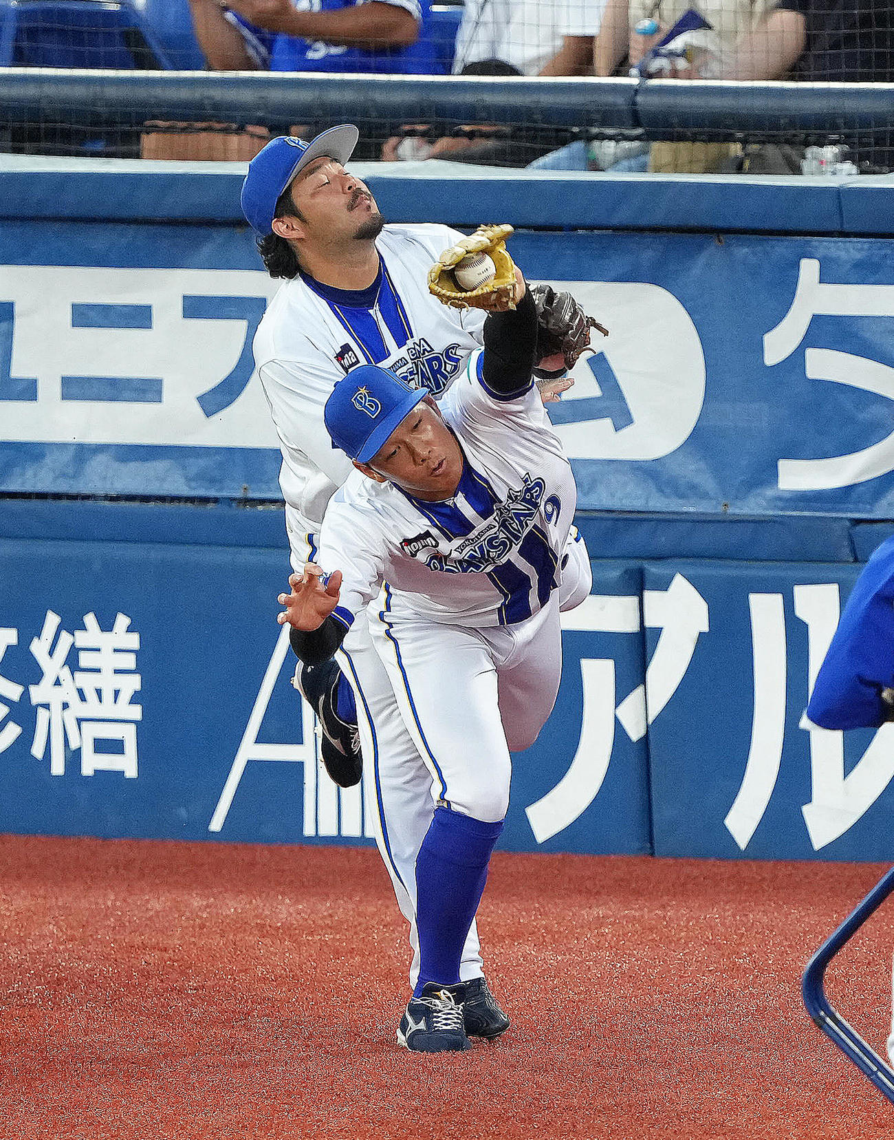 DeNA対巨人　2回表巨人1死、丸の邪飛を宮崎（後方）と交錯しながら捕球する遊撃手京田（撮影・足立雅史）