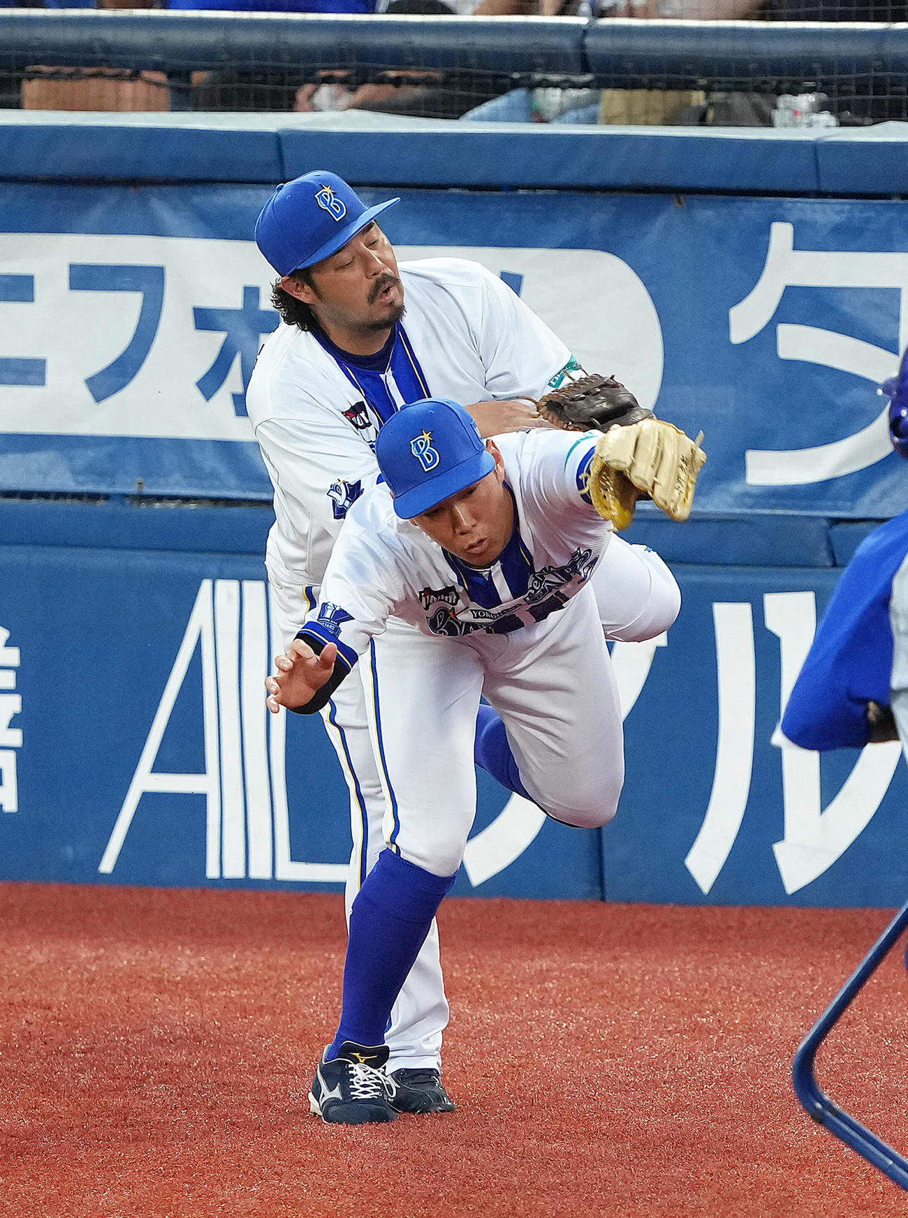 DeNA対巨人　2回表巨人1死、丸の邪飛を宮崎（後方）と交錯しながら捕球する遊撃手京田（撮影・足立雅史）