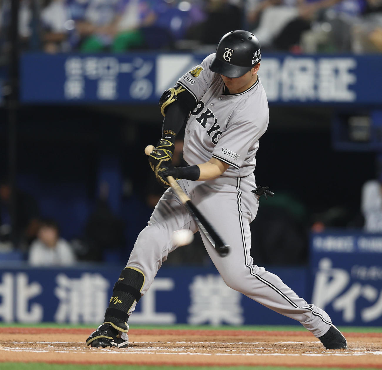 DeNA対巨人　6回表巨人無死一、二塁、左前打を放つ泉口（撮影・水谷安孝）