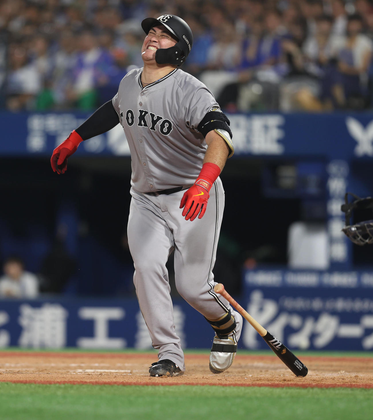 DeNA対巨人　5回表巨人1死一、二塁、死球を受け痛がるリチャード（撮影・水谷安孝）