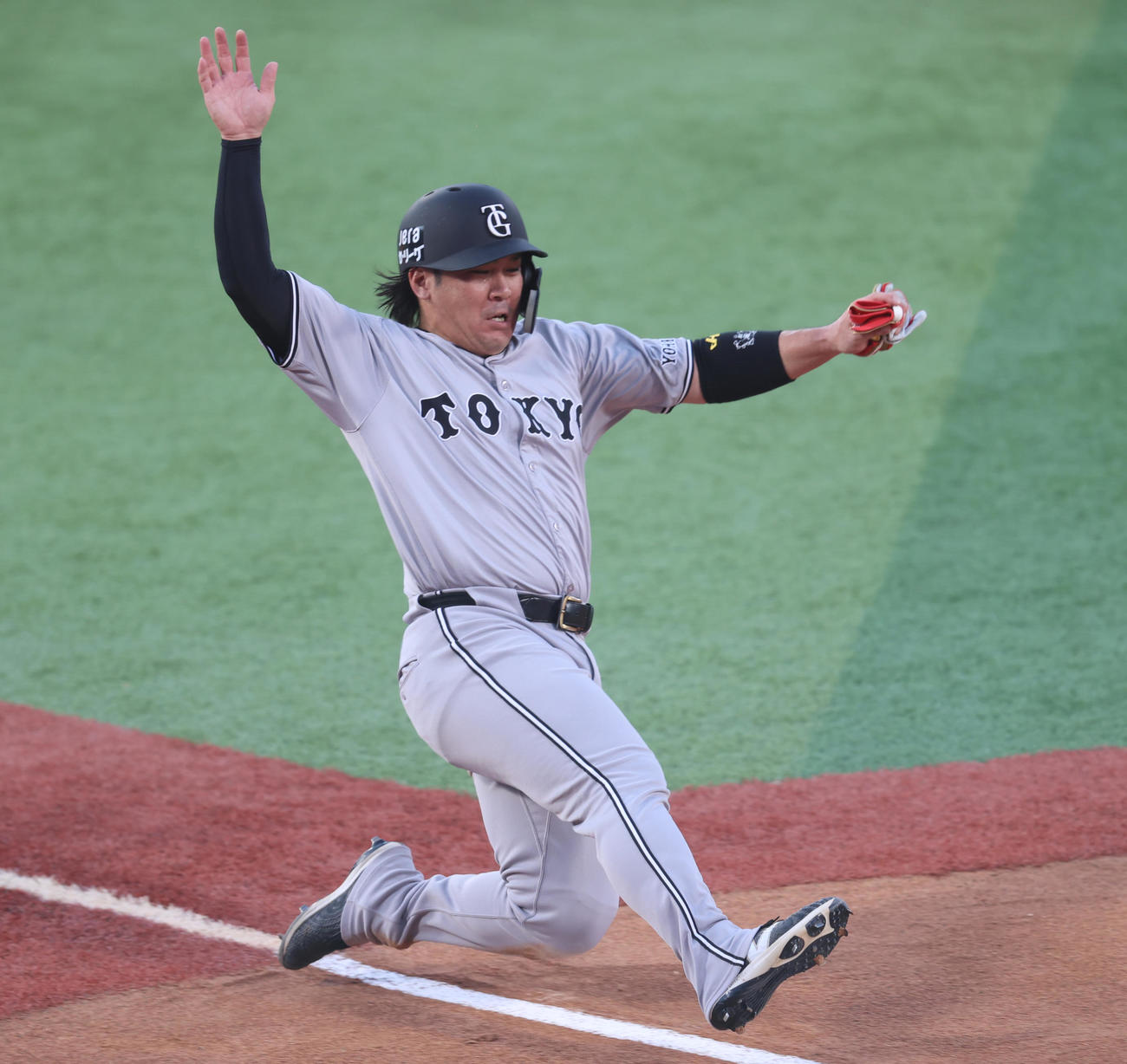 DeNA対巨人　1回表巨人2死満塁、リチャードの適時打で生還する甲斐（撮影・水谷安孝）＝2025年8月8日