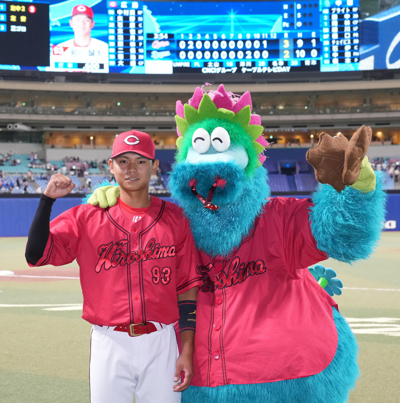 中日対広島　前川（左）はヒーローインタビューを終えスラィリーとポーズを決める（撮影・森本幸一）