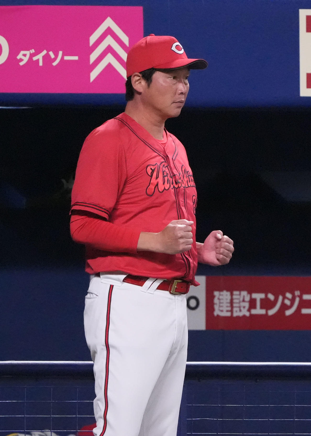 中日対広島　11回表広島無死二塁、選手交代を告げる新井監督（撮影・森本幸一）