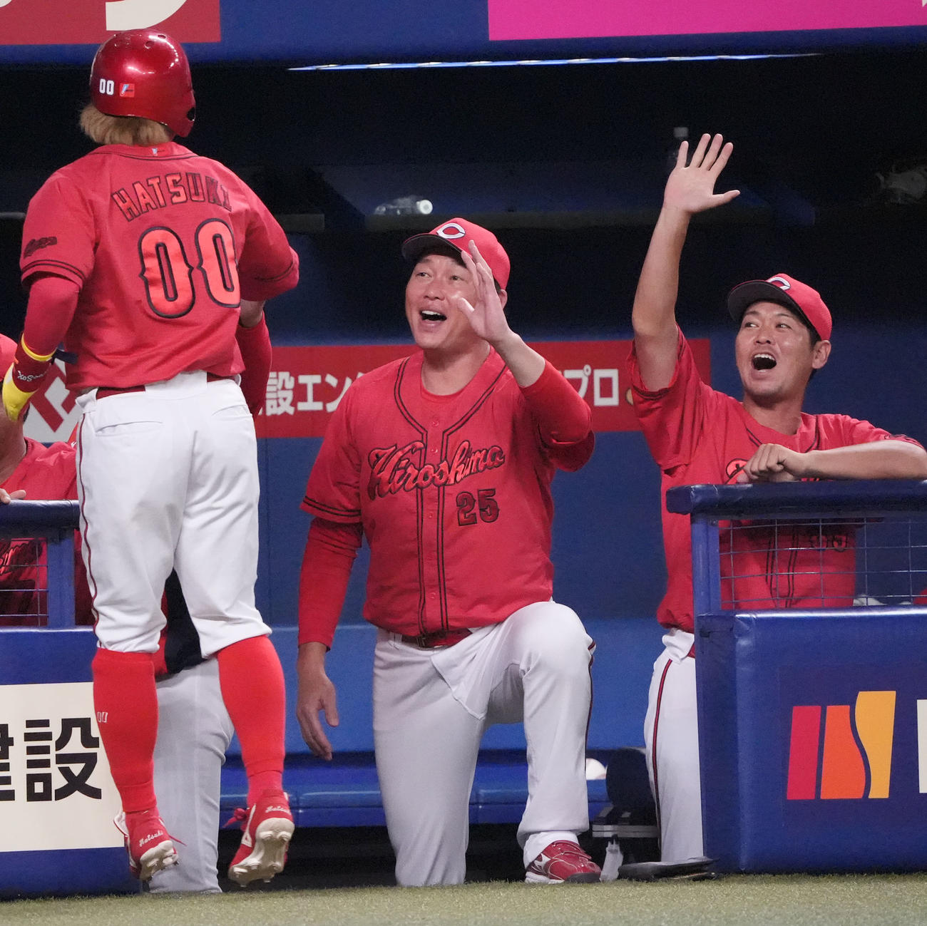 中日対広島　11回表広島1死三塁、新井監督（中央）はマルテの暴投で生還した羽月を迎える（撮影・森本幸一）