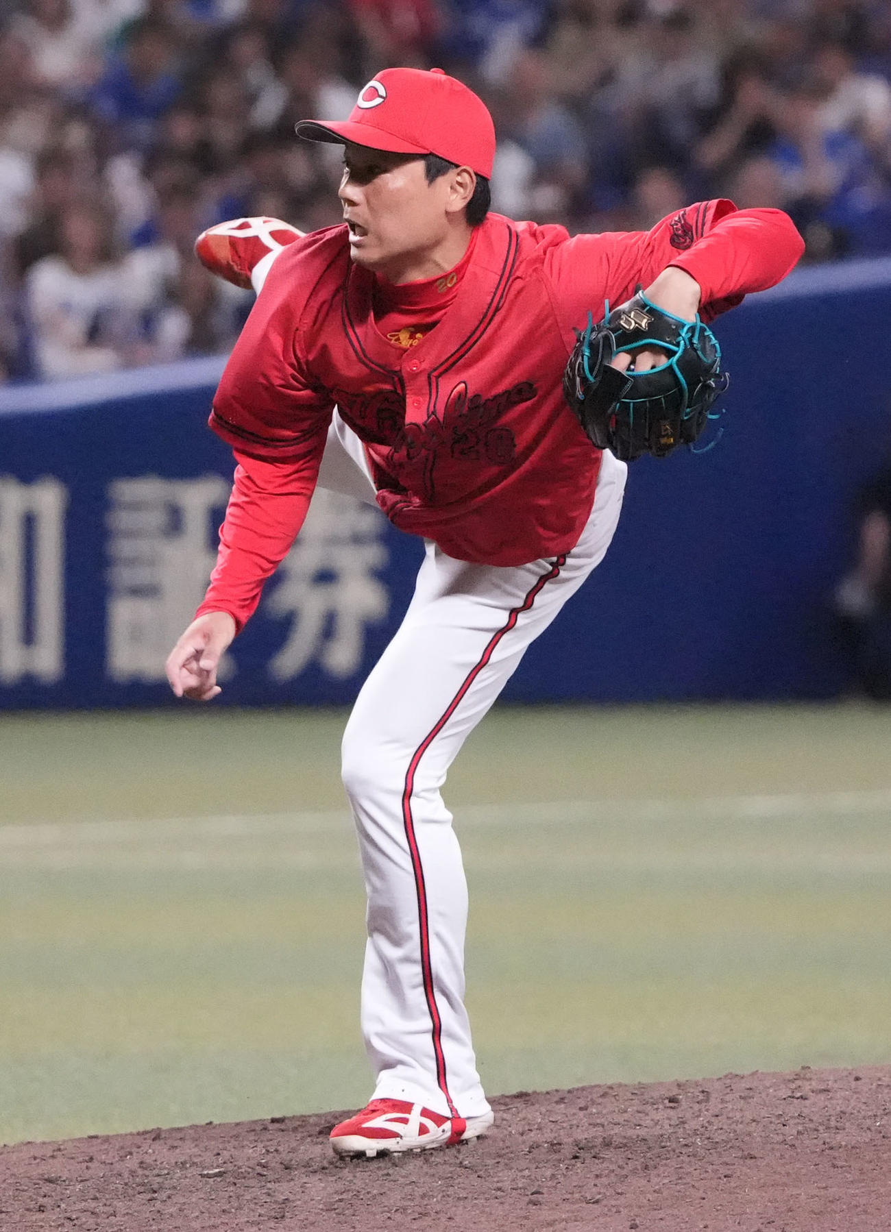 中日対広島　11回裏、広島5番手で登板する栗林（撮影・森本幸一）