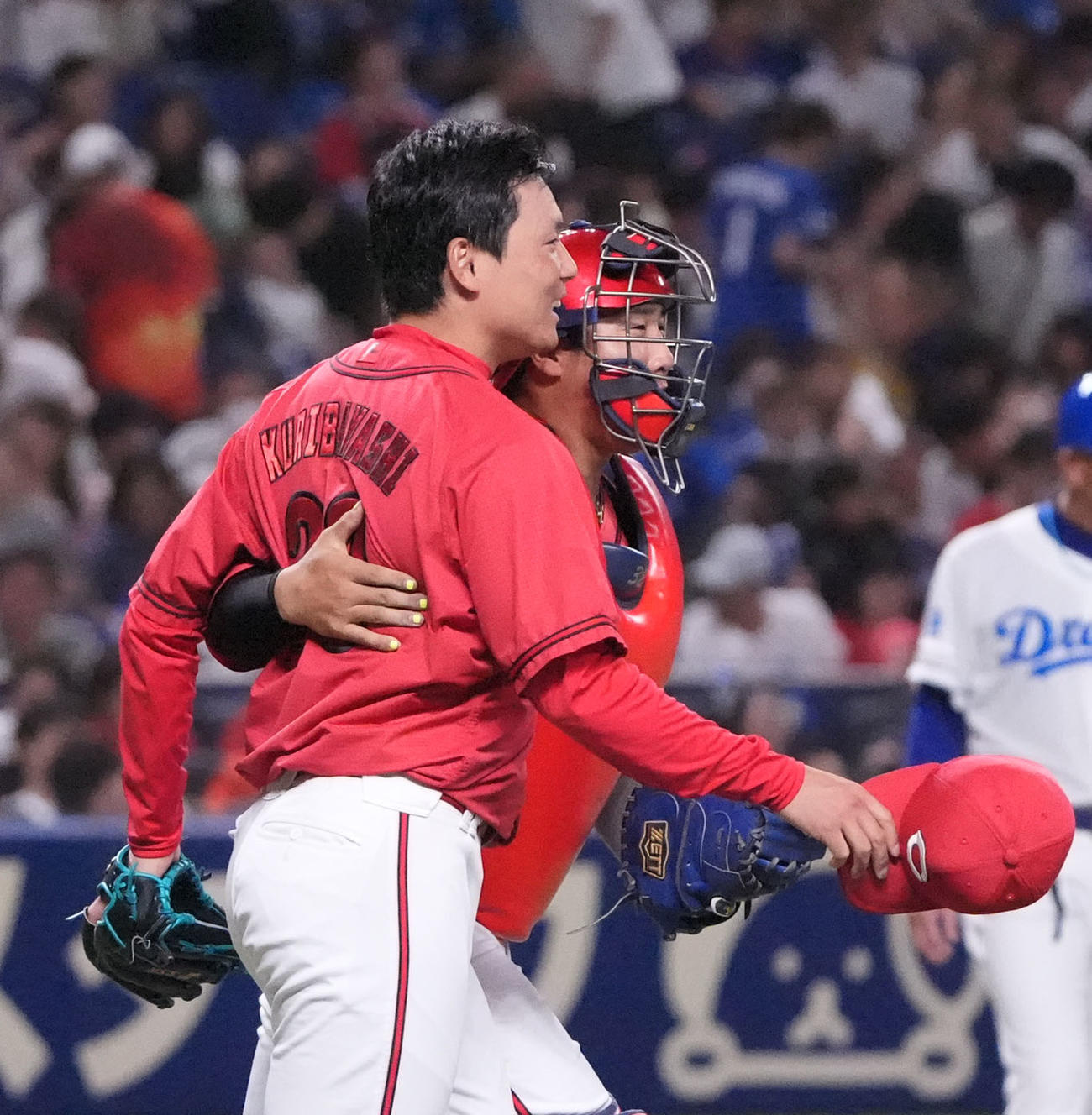 中日対広島　試合終了、栗林（左）は石原と喜ぶ（撮影・森本幸一）