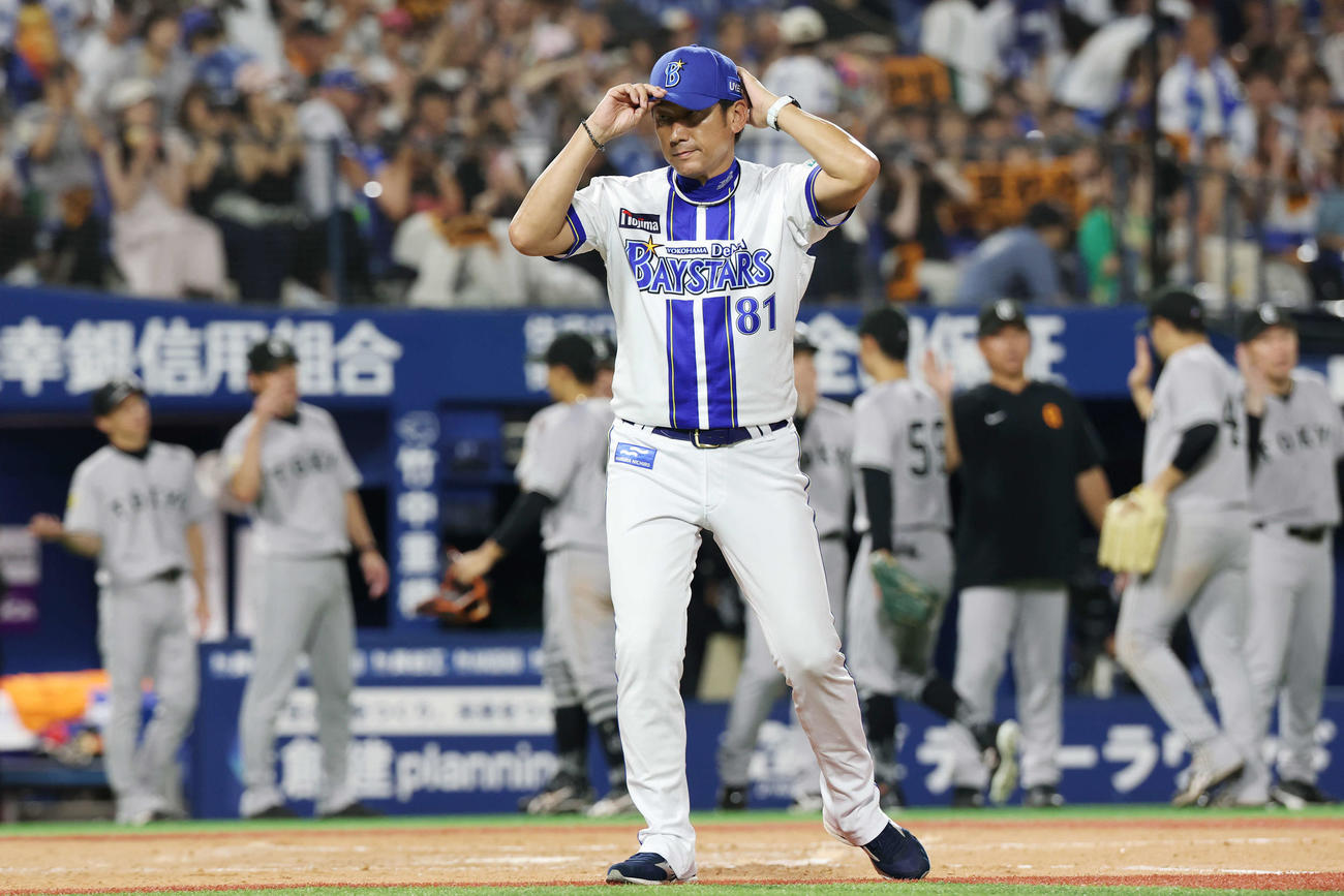 DeNA対巨人　敗れて厳しい表情のDeNA三浦監督（撮影・宮地輝）