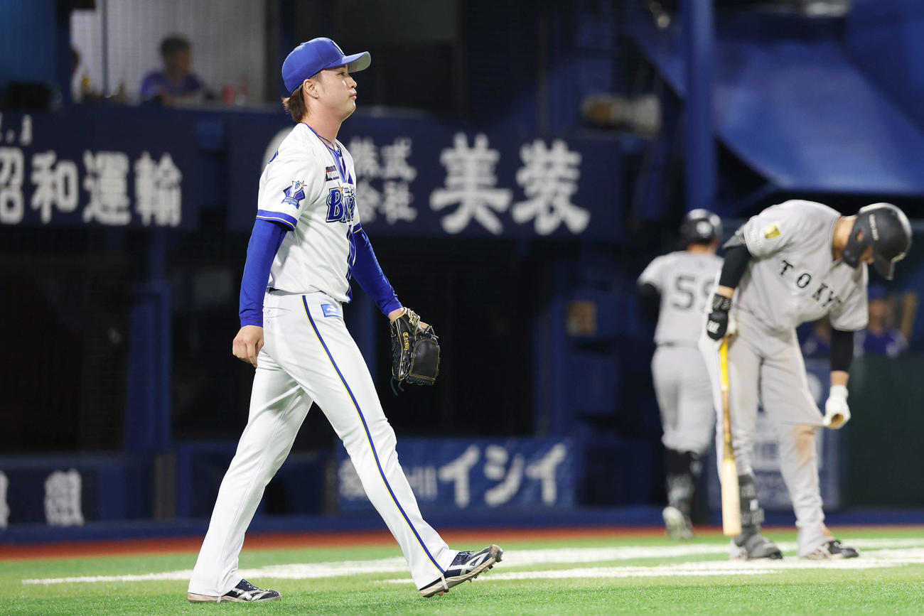 DeNA対巨人　7回表巨人1死満塁、甲斐に左前適時打を浴びた橋本（撮影・宮地輝）