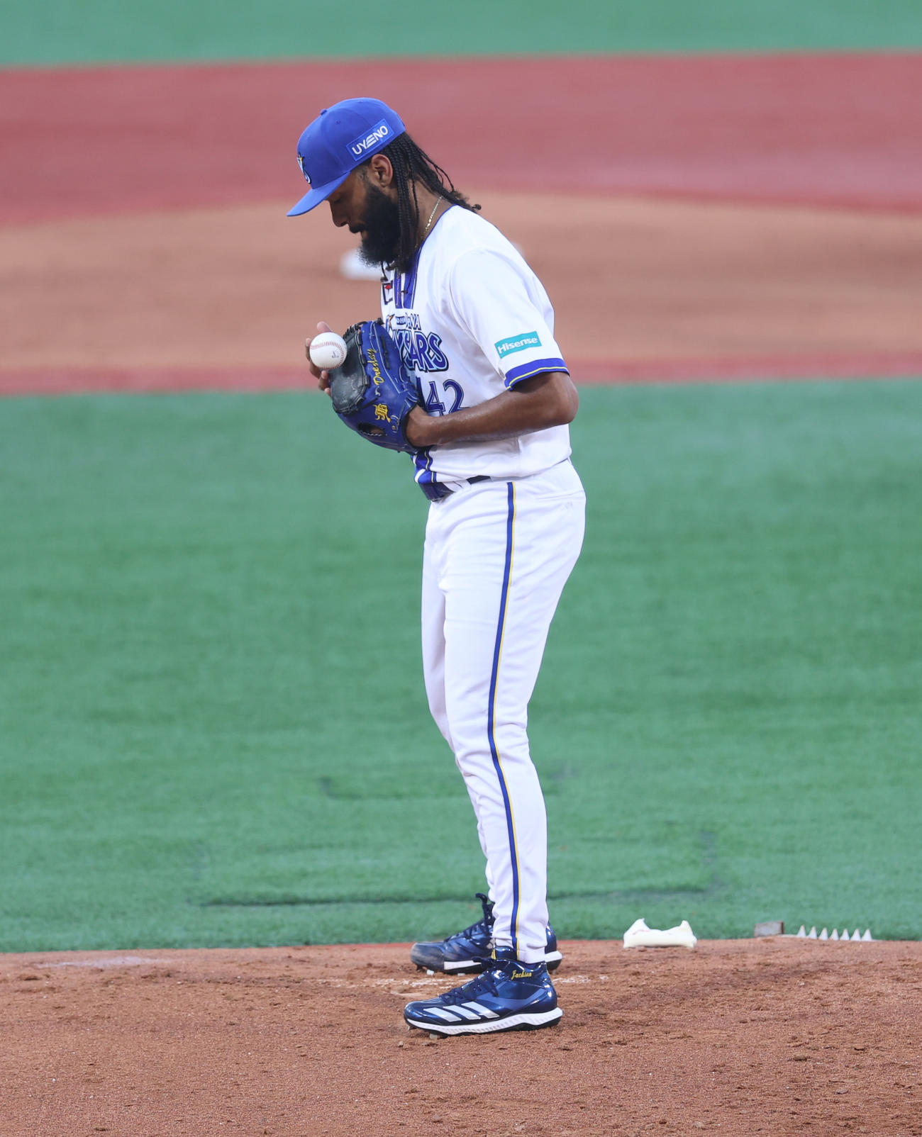 DeNA対巨人　力投するDeNA先発ジャクソンはマウンドでボールをポロリ（撮影・水谷安孝）