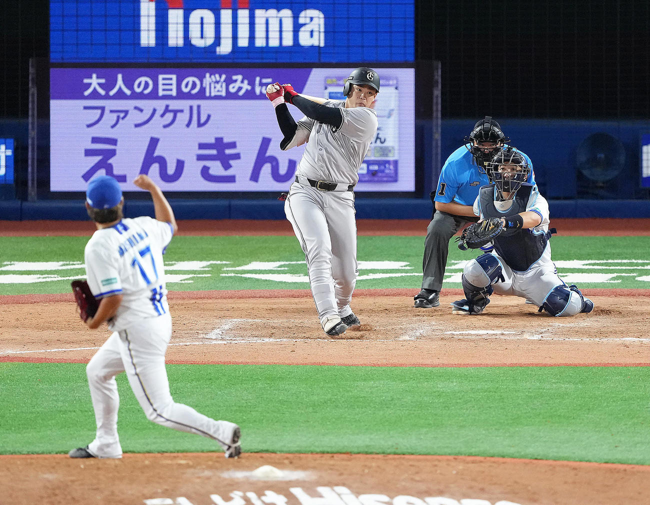 DeNA対巨人　8回表巨人1死、代打荒巻は三塁内野安打を放つ。投手三嶋（撮影・足立雅史）