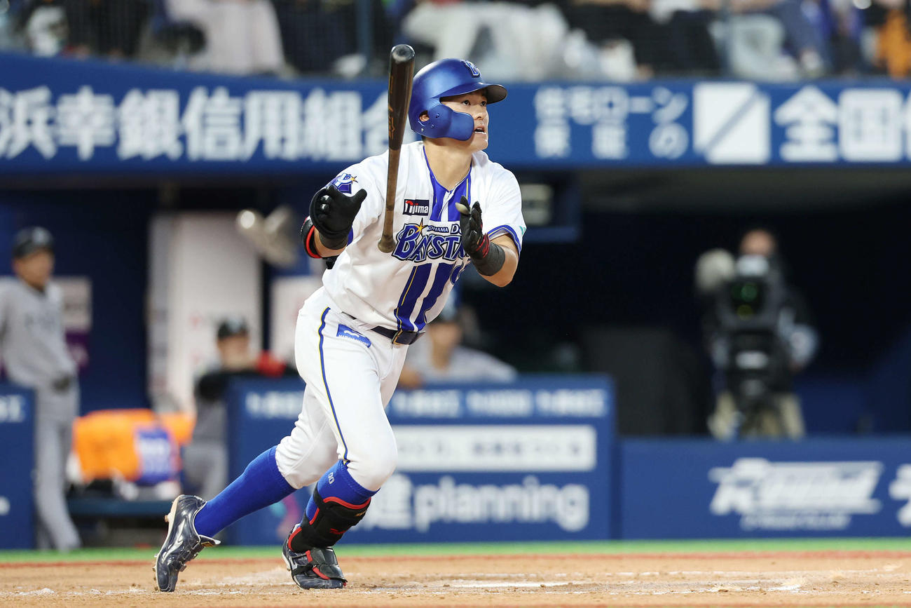 DeNA対巨人　2回裏DeNA無死一、二塁、右へ安打を放つ林（撮影・宮地輝）