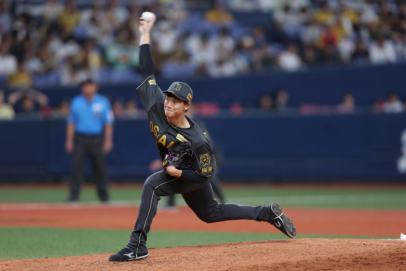 阪神対ヤクルト　阪神5番手の湯浅（撮影・前田充）