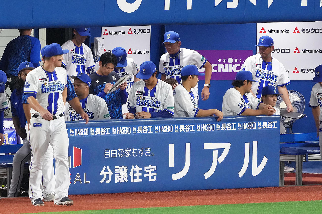 巨人に大敗したDeNA三浦監督（後方右から2人目）（撮影・足立雅史）