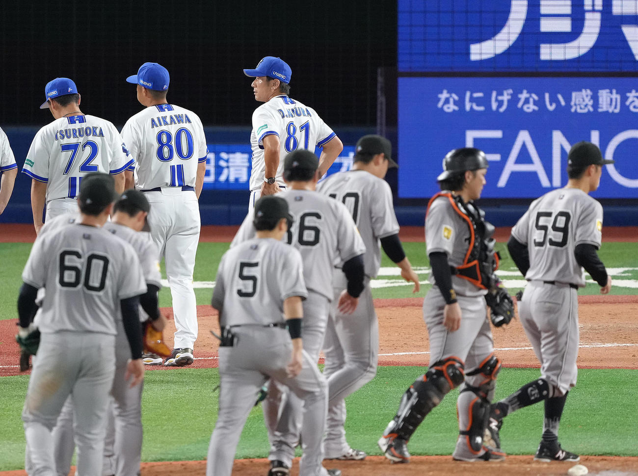 DeNA対巨人　巨人に大敗したDeNA三浦監督（後方右）（撮影・足立雅史）