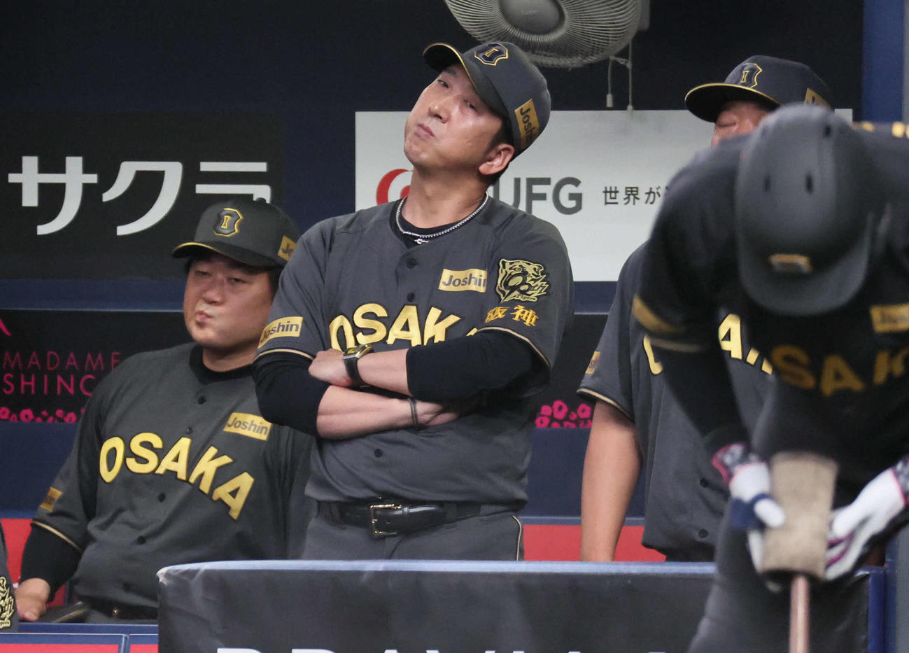 阪神対ヤクルト　ベンチで戦況を見つめる藤川監督（撮影・宮崎幸一)