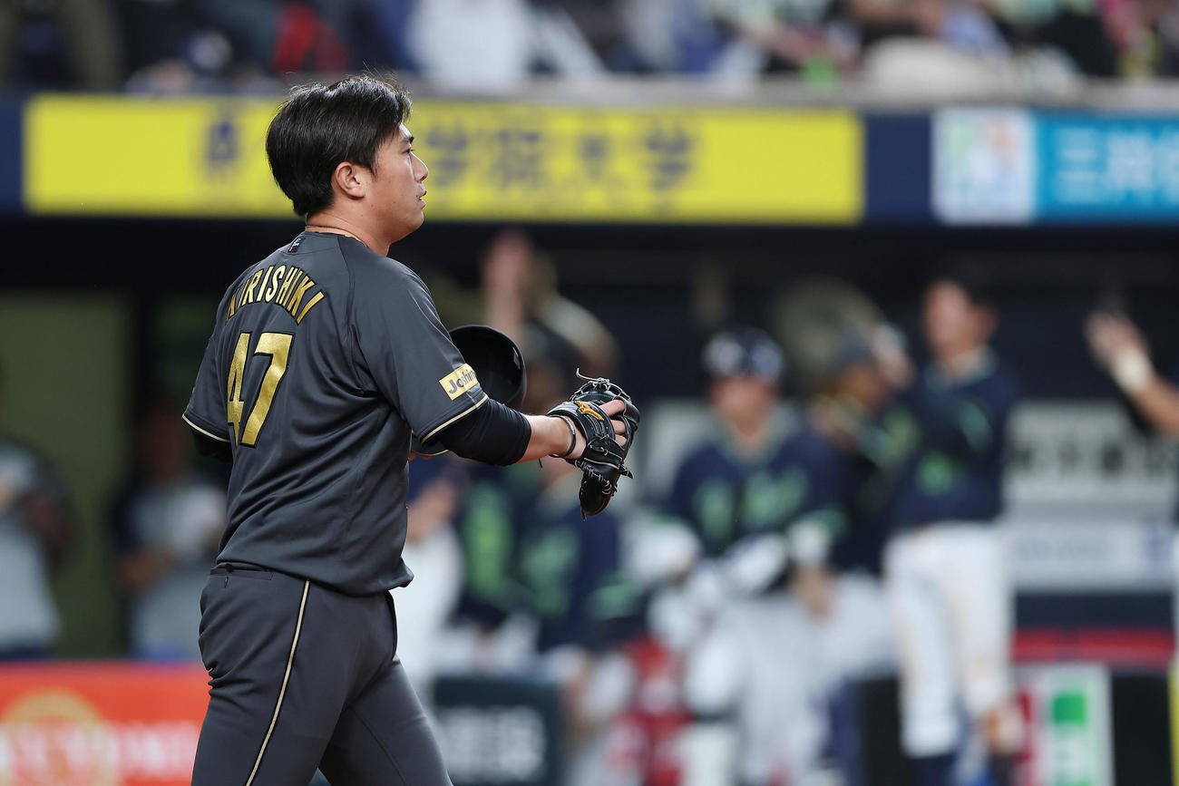 阪神対ヤクルト　12回表ヤクルト2死満塁、代打増田に勝ち越し2点適時打を浴びた桐敷（撮影・前田充）