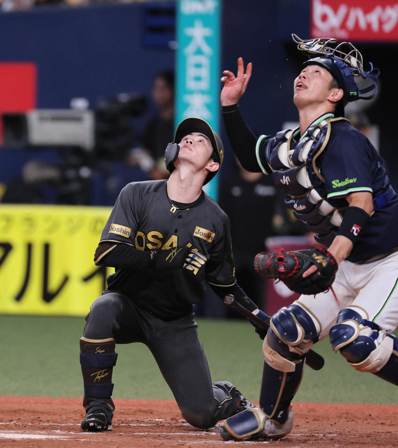 阪神対ヤクルト　11回裏阪神無死一、二塁、中野はバントを打ち上げ捕邪飛に倒れる（撮影・宮崎幸一)