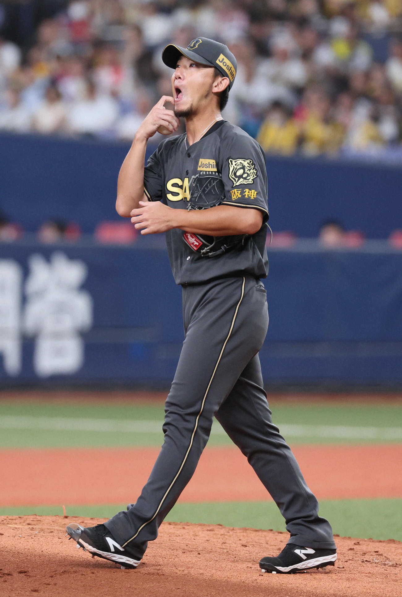 阪神対ヤクルト　マウンドで顔をかく伊藤将（撮影・宮崎幸一)