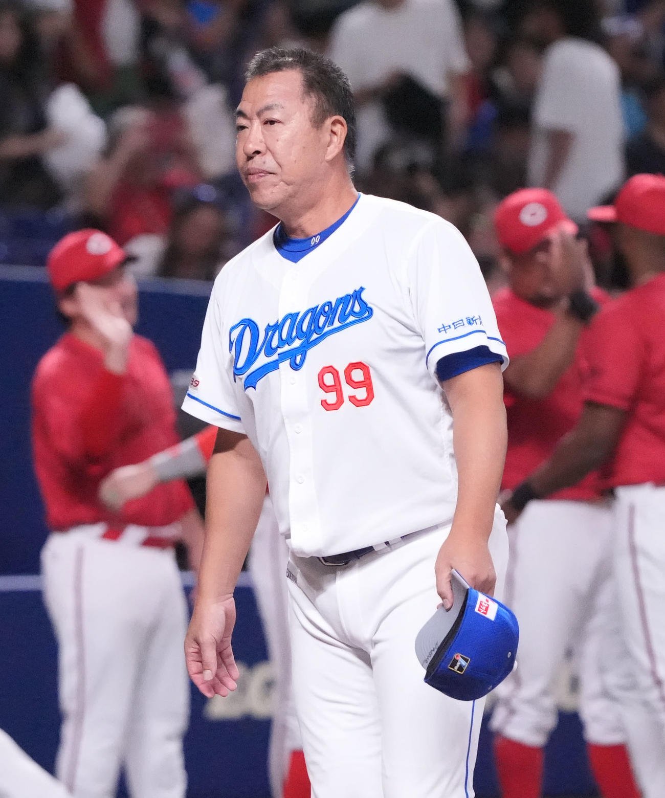 中日対広島　試合終了、スタンドにあいさつする井上監督（撮影・森本幸一）