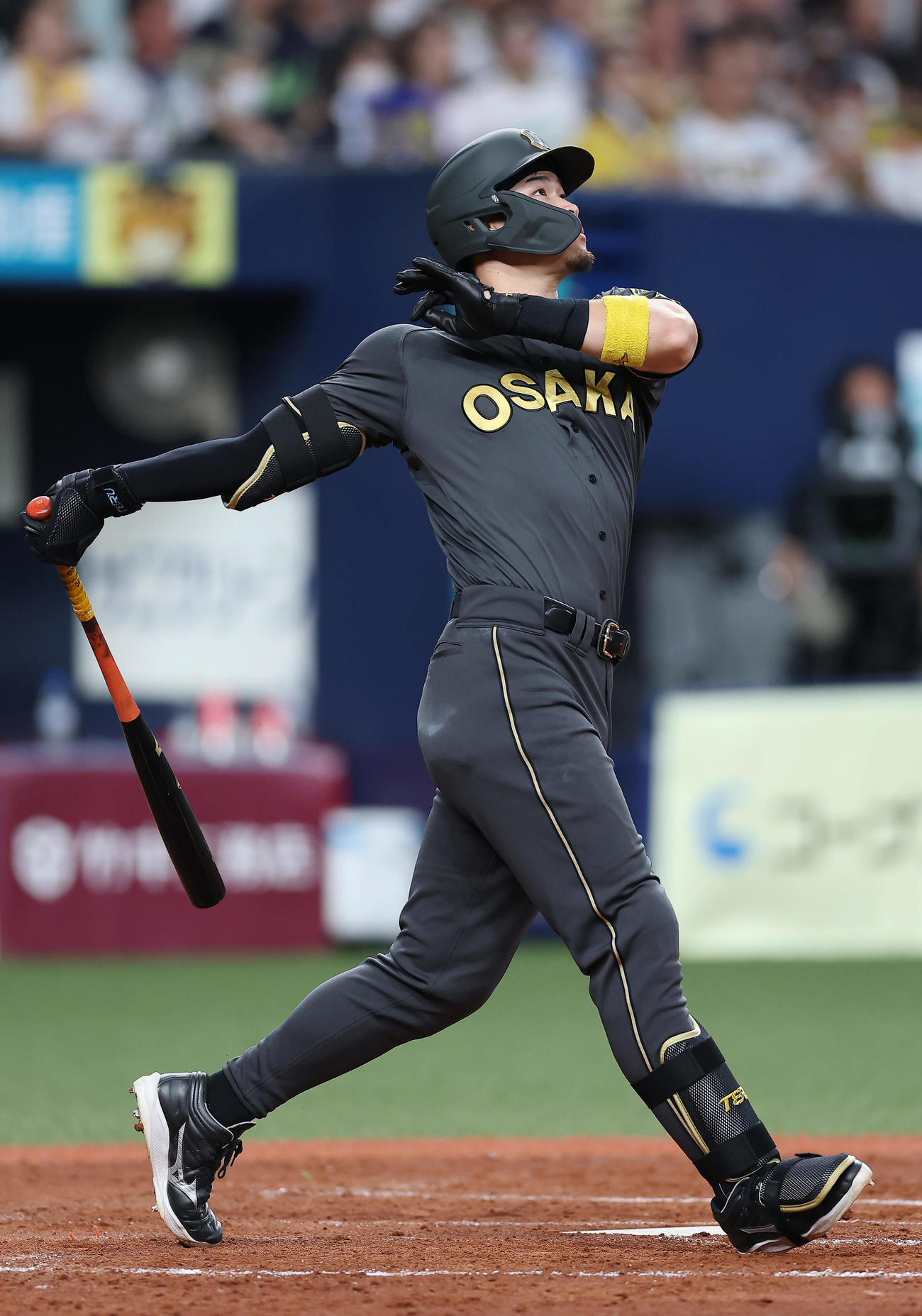 阪神対ヤクルト　4回裏阪神2死、右越え先制本塁打を放つ佐藤輝（撮影・前田充）
