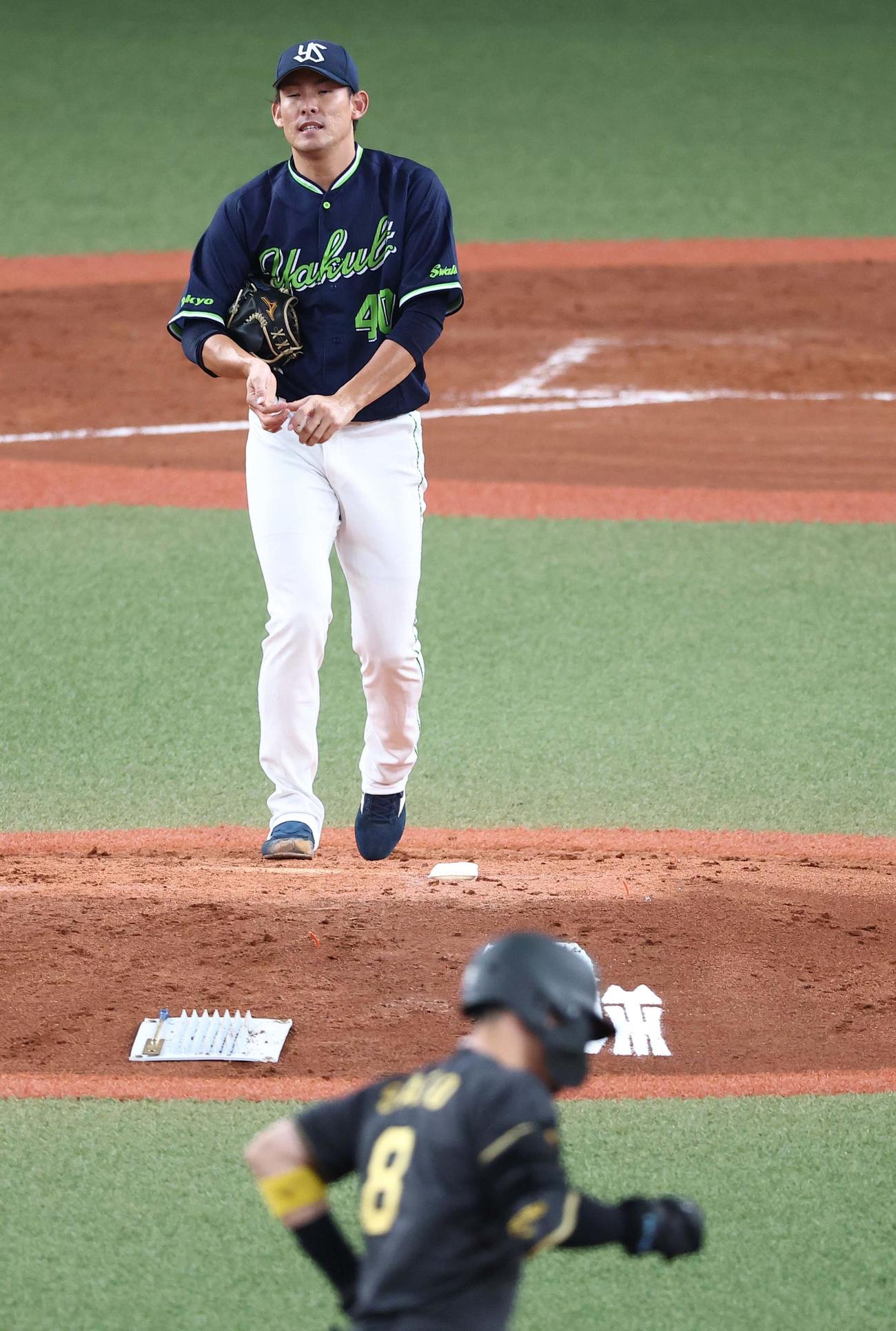 阪神対ヤクルト　4回裏阪神2死、高梨は佐藤輝に右越え30号本塁打を浴びる（撮影・上田博志）