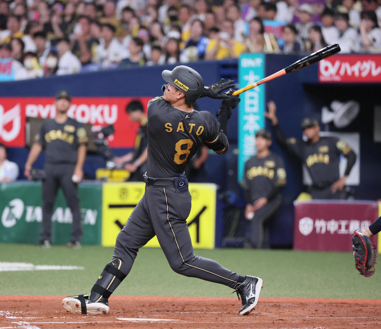 阪神対ヤクルト　4回裏阪神2死、佐藤輝は右越え先制本塁打を放つ（撮影・宮崎幸一)