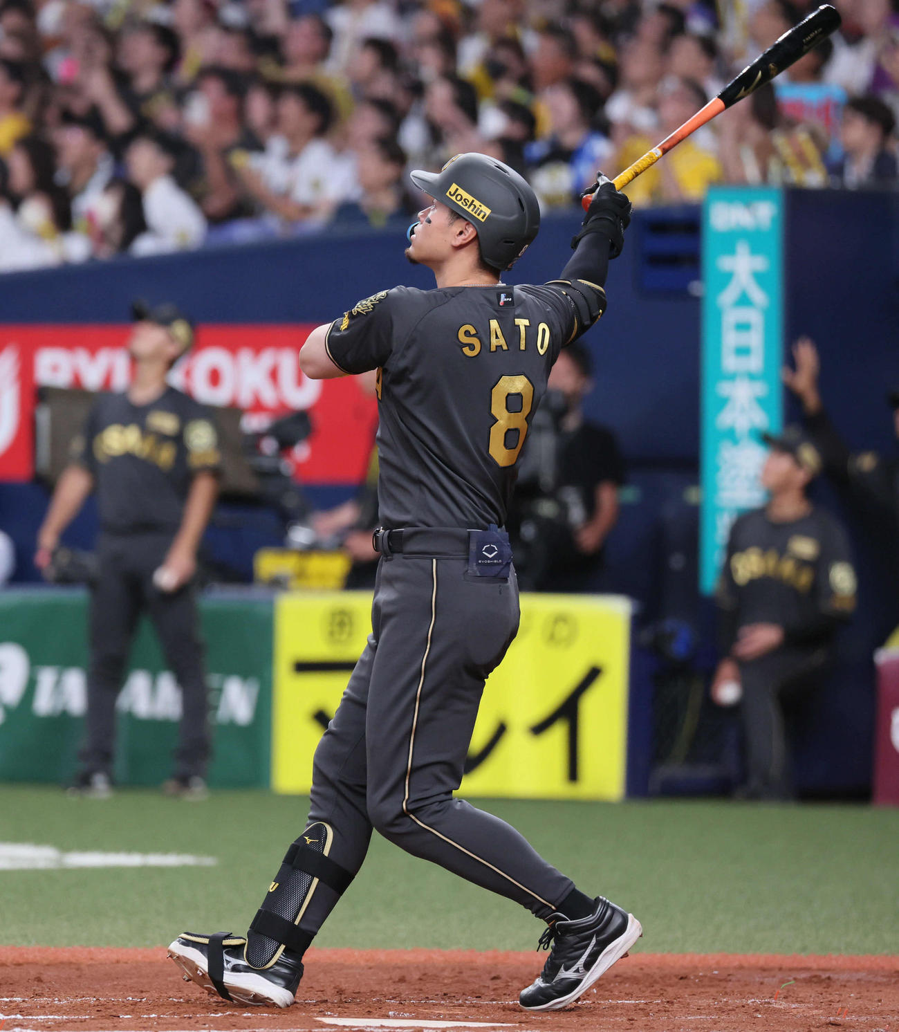 阪神対ヤクルト　4回裏阪神2死、佐藤輝は右越え先制本塁打を放つ（撮影・宮崎幸一)