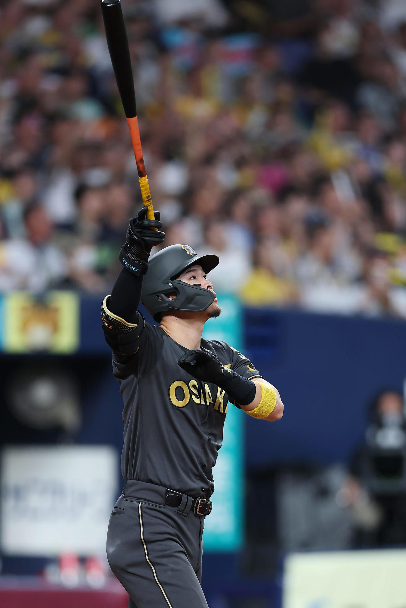 阪神対ヤクルト　4回裏阪神2死、右越え先制本塁打を放つ佐藤輝（撮影・前田充）