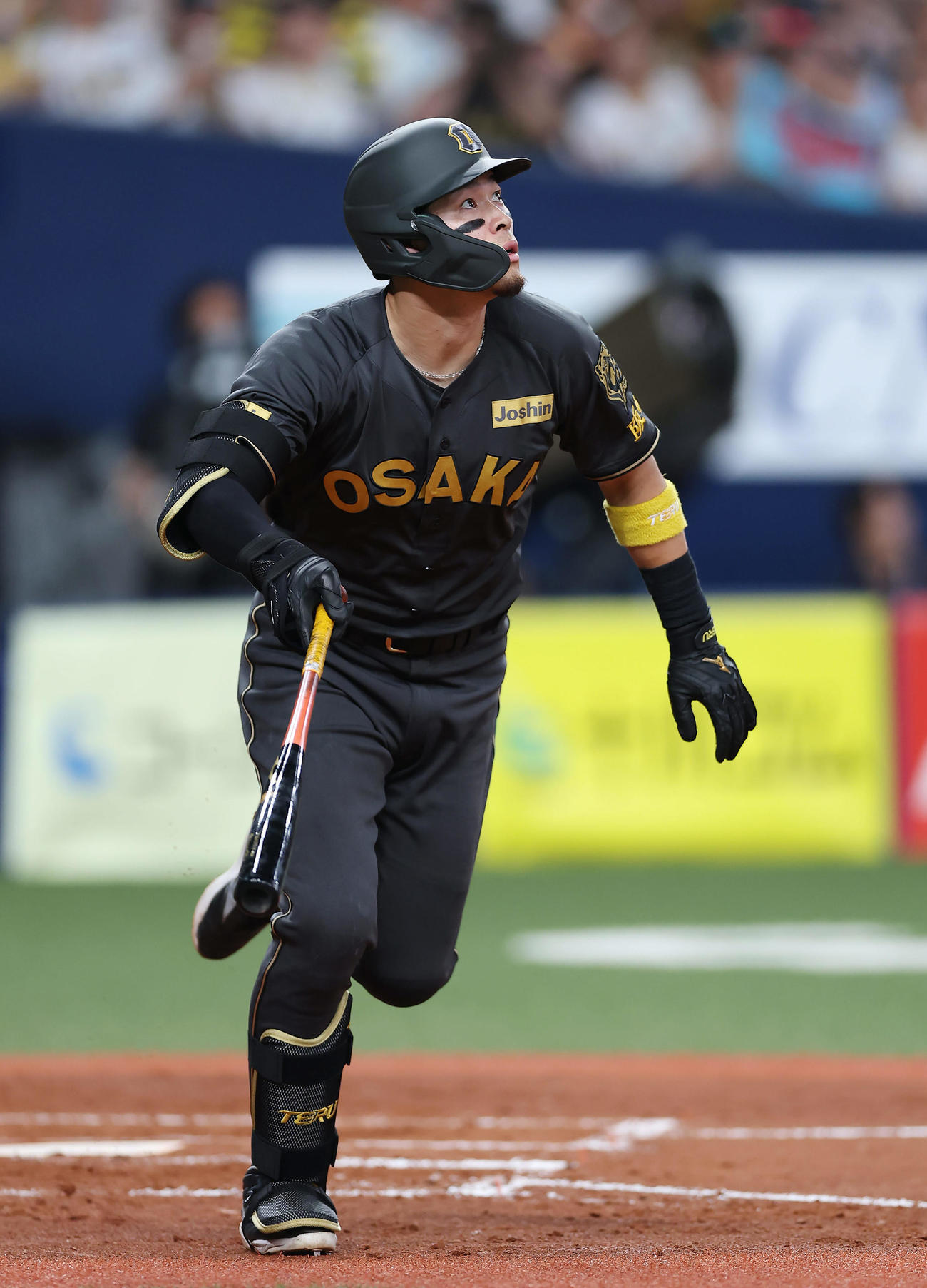 阪神対ヤクルト　4回裏阪神2死、右越え先制本塁打を放つ佐藤輝（撮影・前田充）
