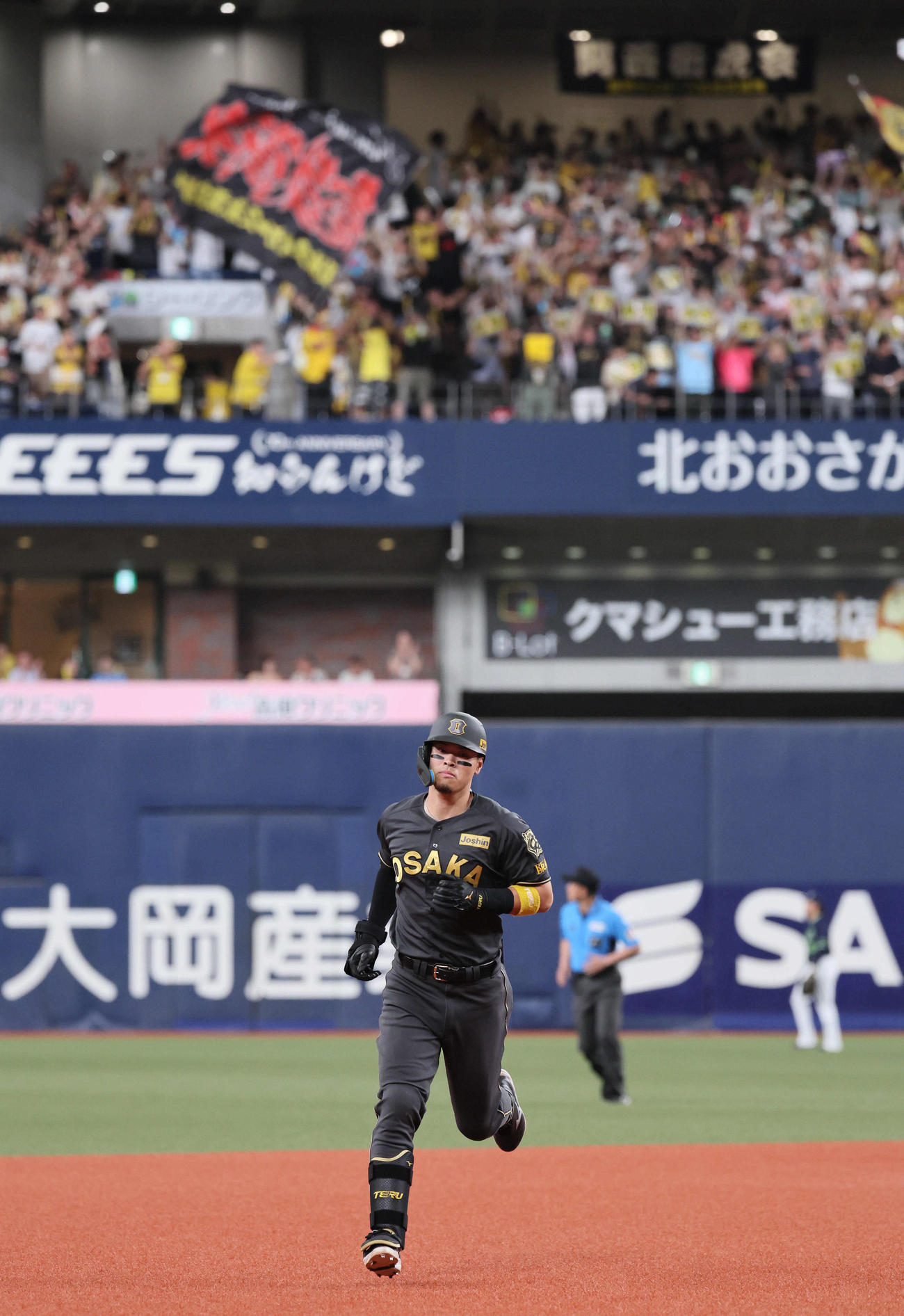 阪神対ヤクルト　4回裏阪神2死、佐藤輝は右越え先制本塁打を放つ（撮影・宮崎幸一)