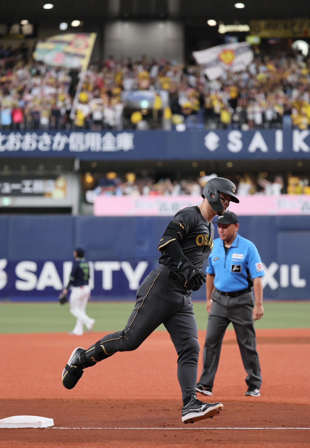 阪神対ヤクルト　4回裏阪神2死、佐藤輝は右越え先制本塁打を放つ（撮影・宮崎幸一)