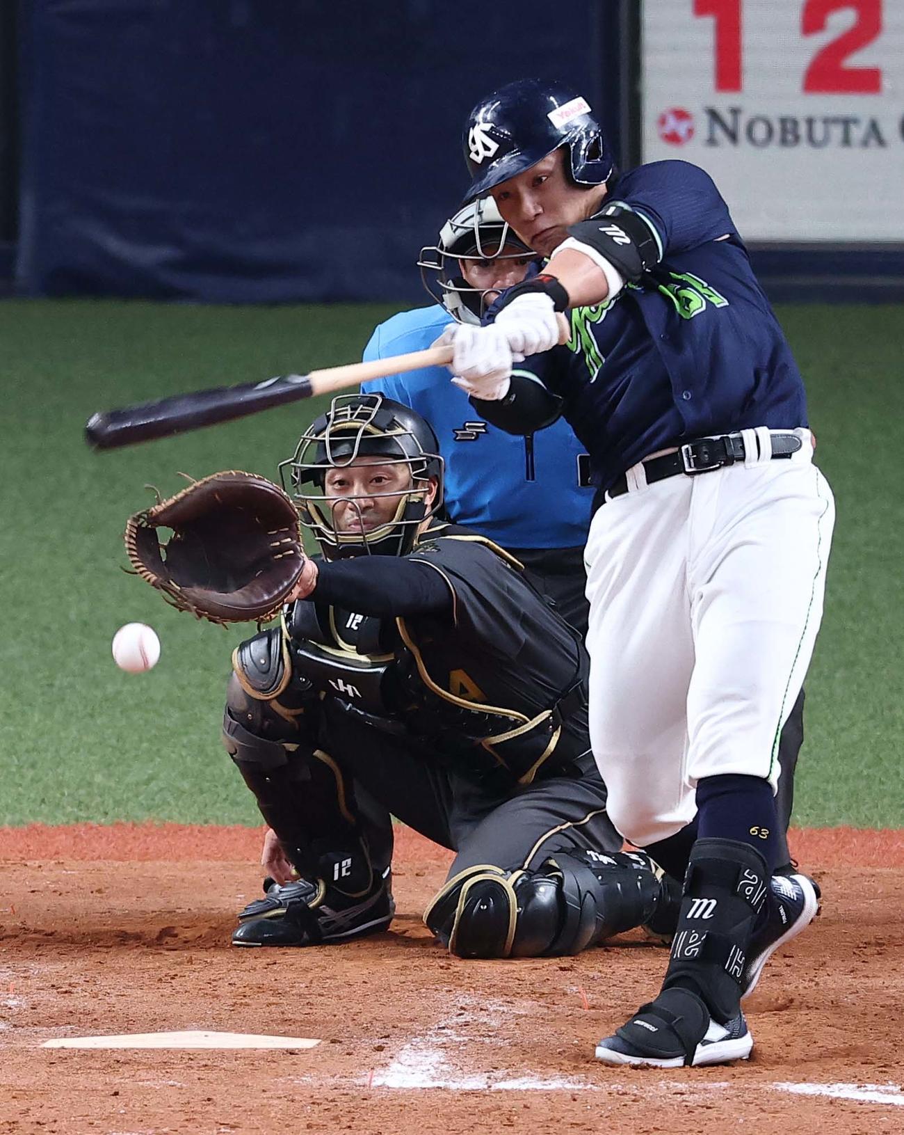 阪神対ヤクルト　12回表ヤクルト2死満塁、増田は勝ち越し2点適時打を放つ（撮影・上田博志）