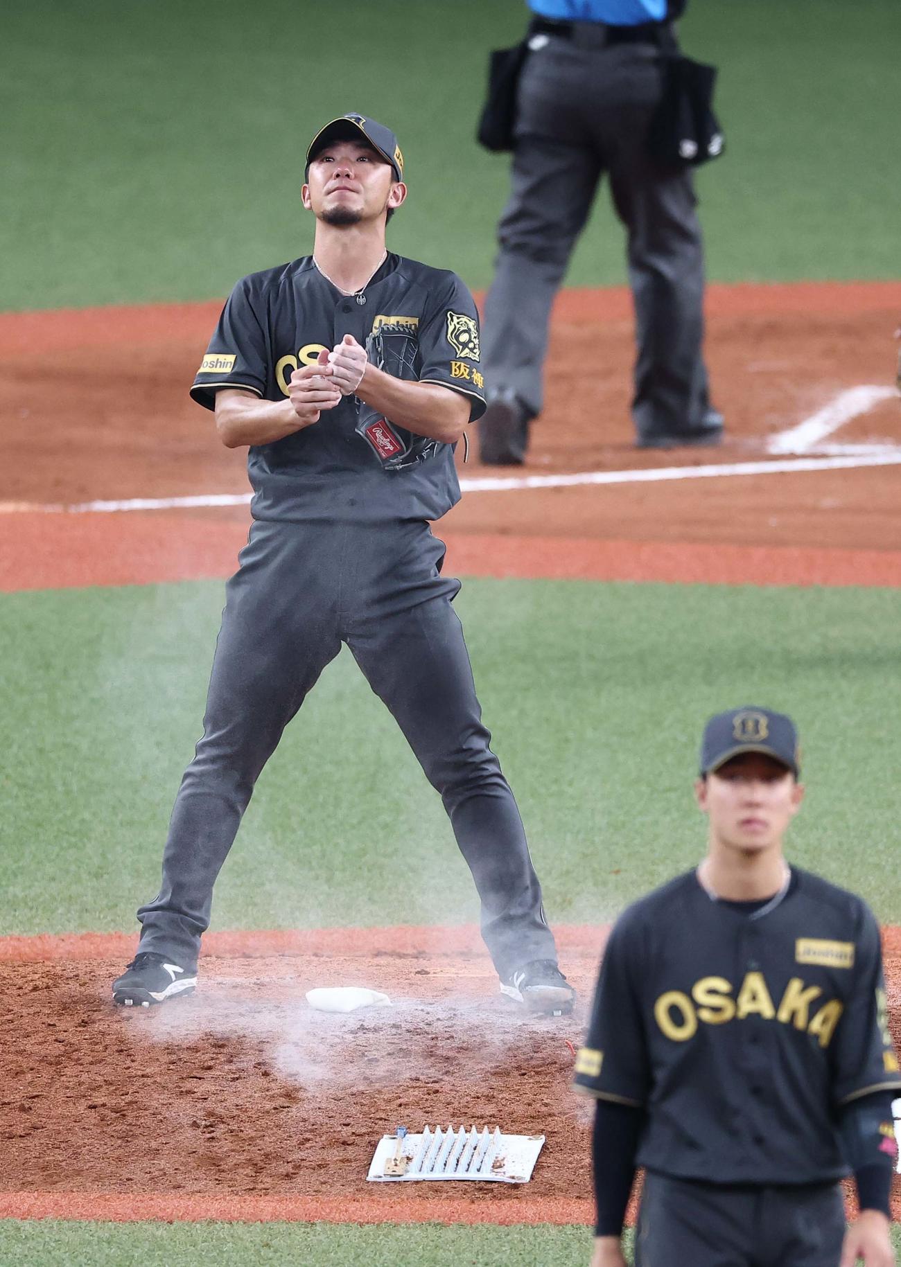 阪神対ヤクルト　9回表ヤクルト1死三塁、中野の野選で同点に追いつかれた伊藤将（撮影・上田博志）