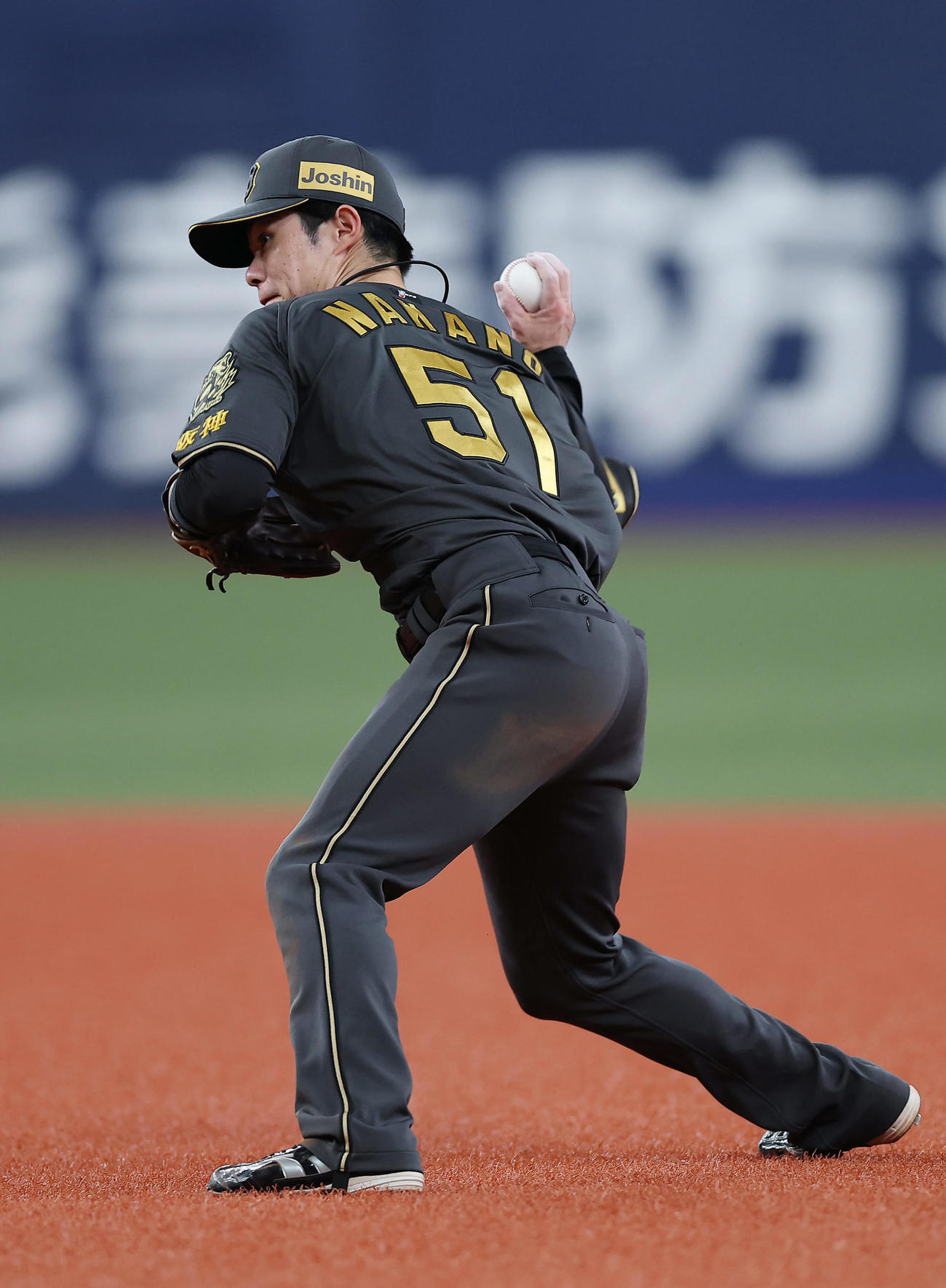 阪神対ヤクルト　9回表ヤクルト1死三塁、オスナの二ゴロを本塁へ送球する中野（撮影・前田充）