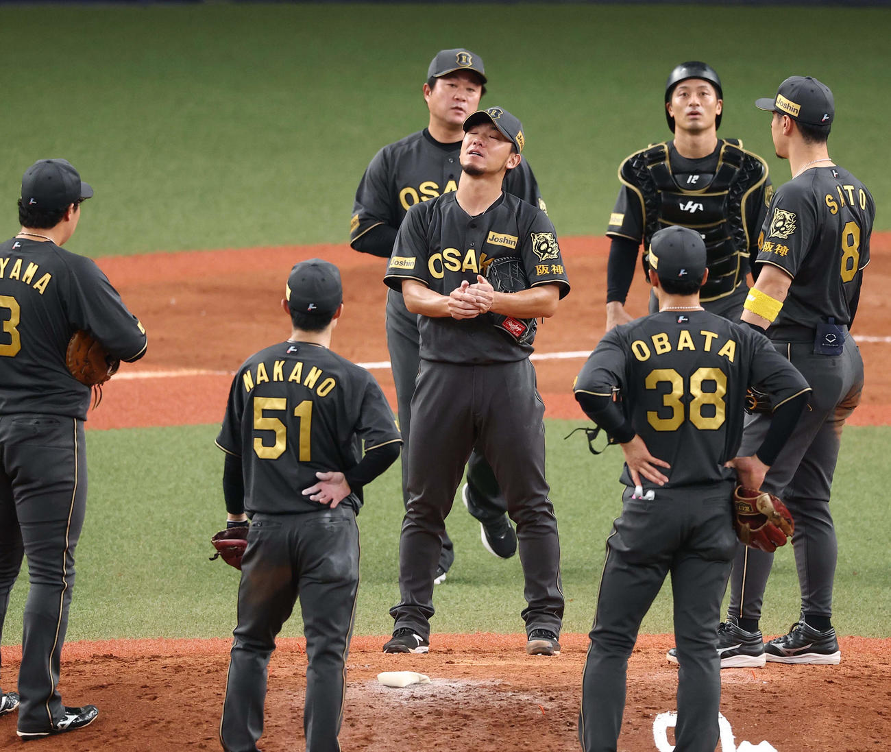 阪神対ヤクルト　伊藤将（中央）は9回途中1失点で降板する（撮影・上田博志）