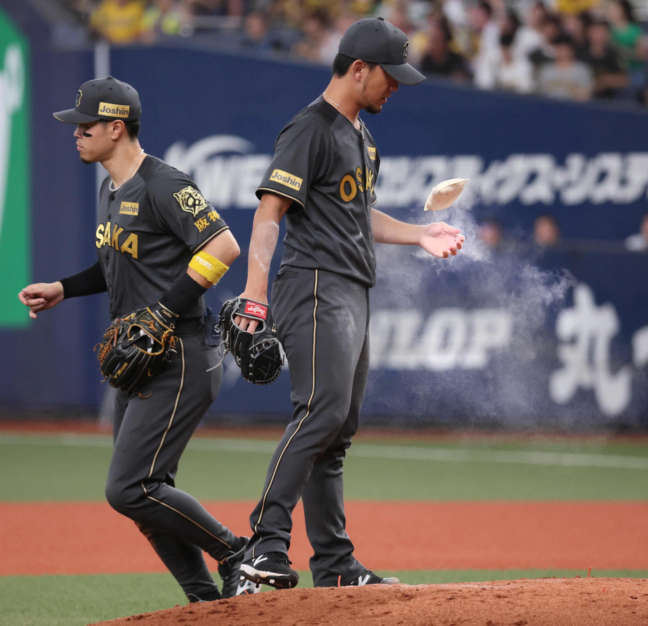 阪神対ヤクルト　9回表ヤクルト無死、伊藤将はロジンの煙を出して投球に臨む（撮影・宮崎幸一)