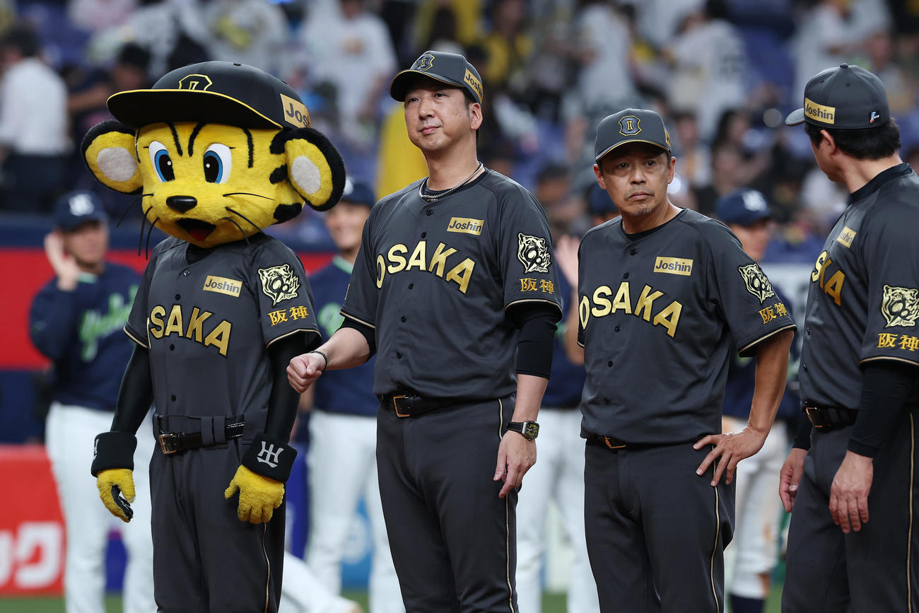 阪神対ヤクルト　ヤクルトに敗れ、ファンにあいさつする阪神藤川監督（左）ら（撮影・前田充）