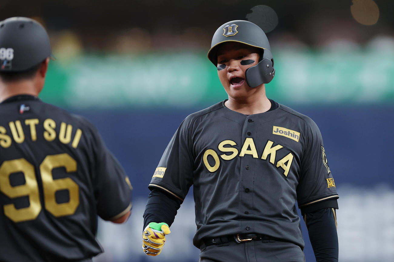 阪神対ヤクルト　9回裏阪神無死、左前打を放った代打森下（撮影・前田充）