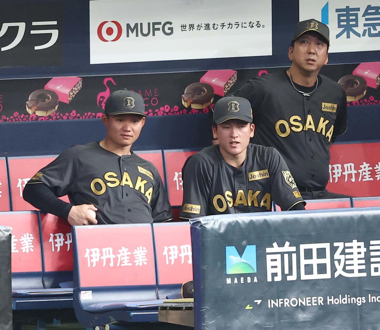 阪神対ヤクルト　森下（左）はベンチスタート。右は藤川監督（撮影・上田博志）