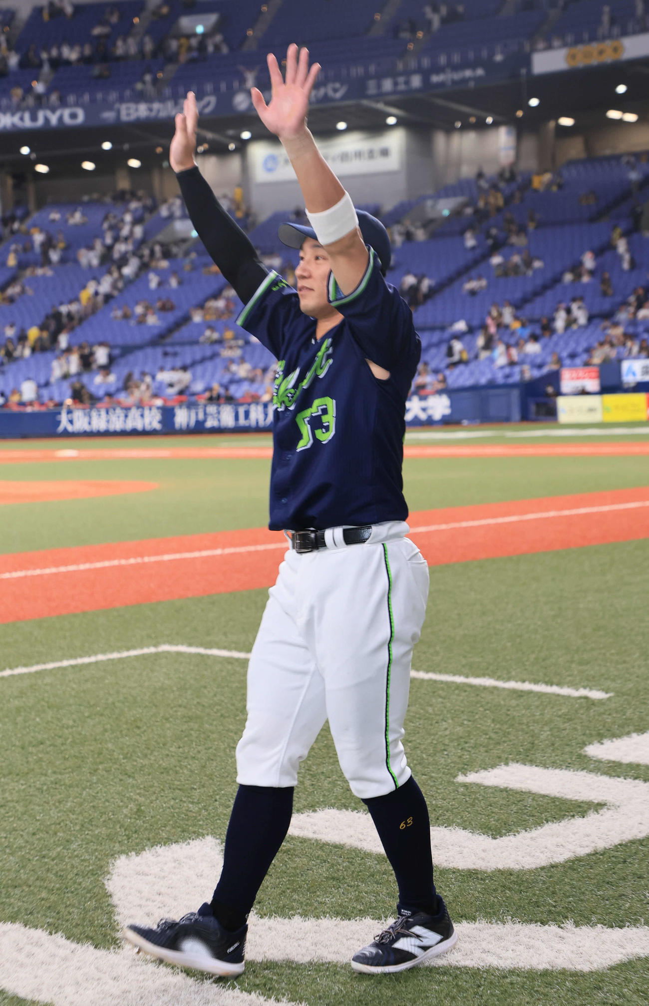 阪神対ヤクルト　ヒーローインタビューを終え、ファンの称賛に応える増田（撮影・宮崎幸一)