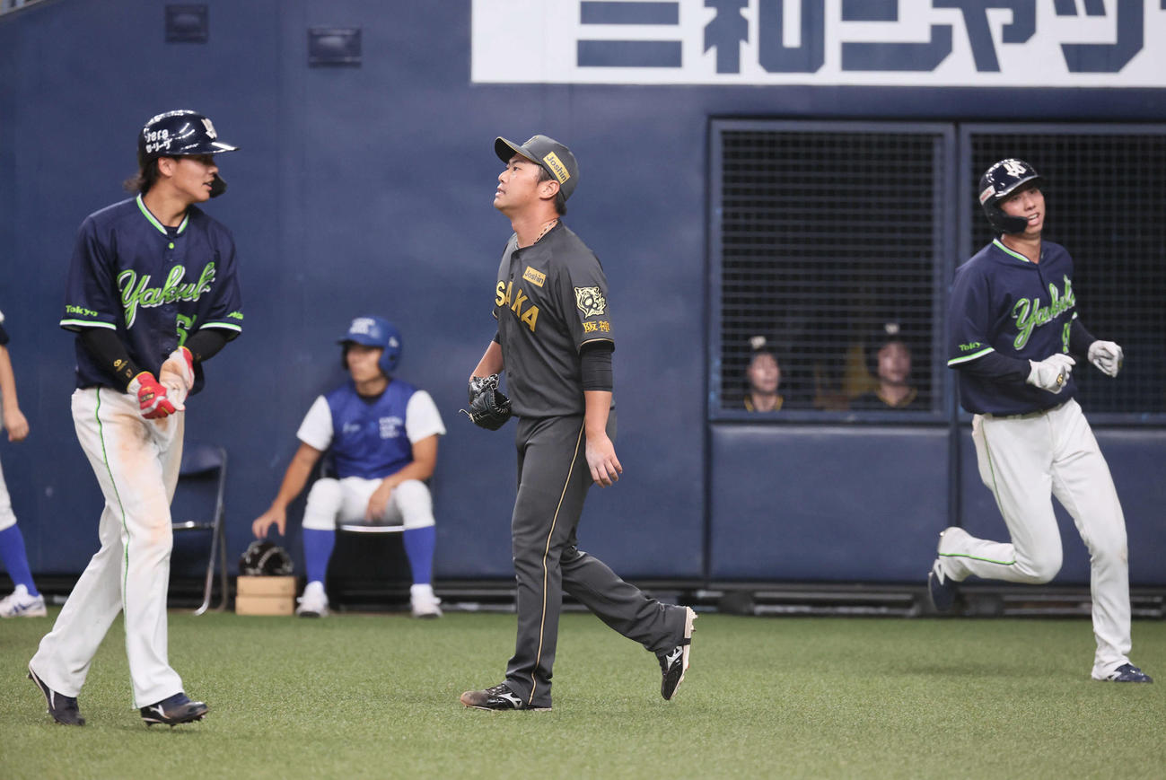 阪神対ヤクルト　12回表ヤクルト2死満塁、桐敷は増田に中前勝ち越し2点適時打を浴びる（撮影・宮崎幸一)