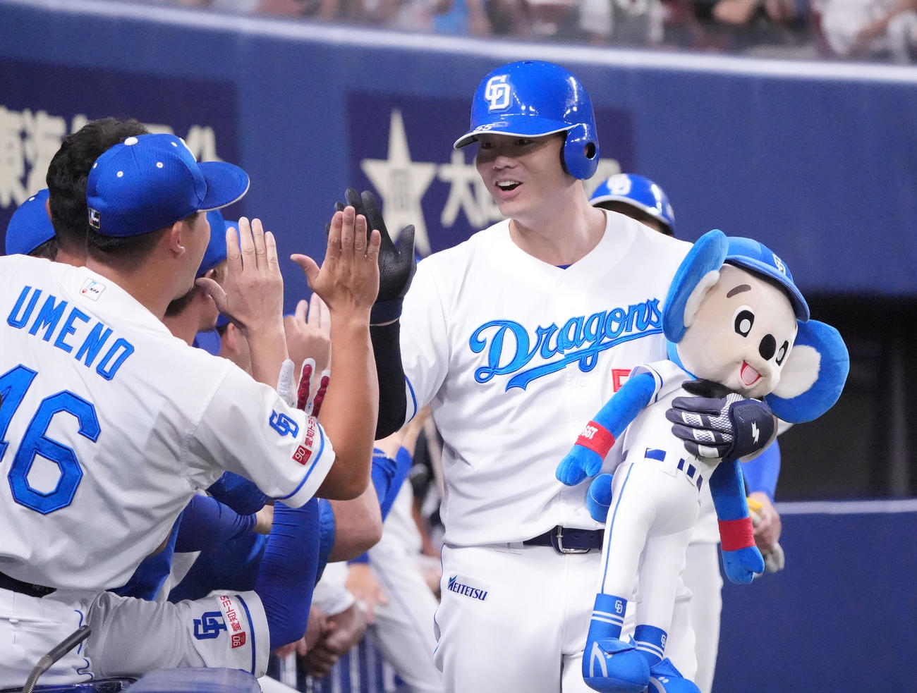 中日対広島　9回裏中日1死二塁、細川（右）は左中間へ2点本塁打を放ちナインとタッチを交わす（撮影・森本幸一）