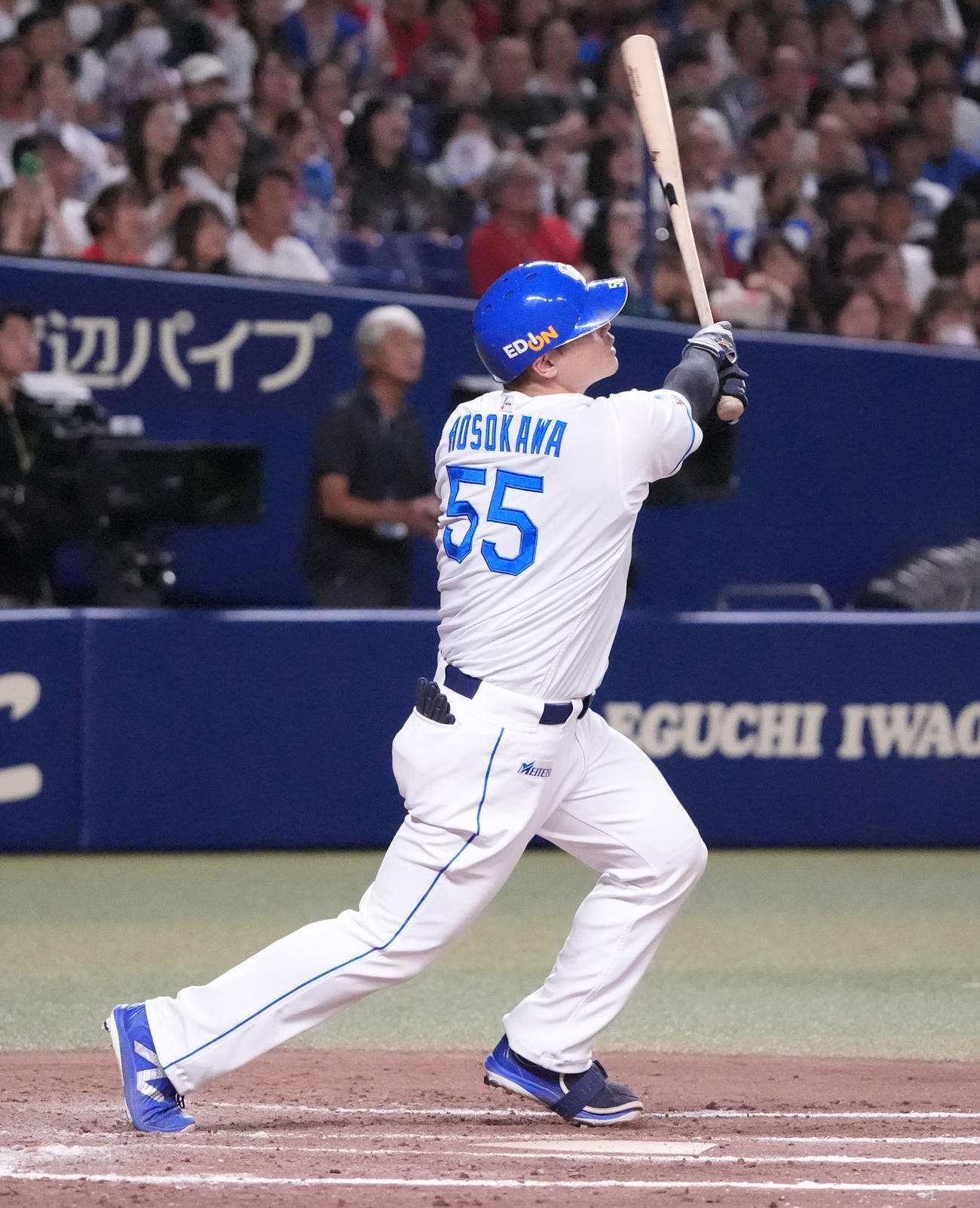 中日対広島　9回裏中日1死二塁、左中間へ2点本塁打を放つ細川（撮影・森本幸一）