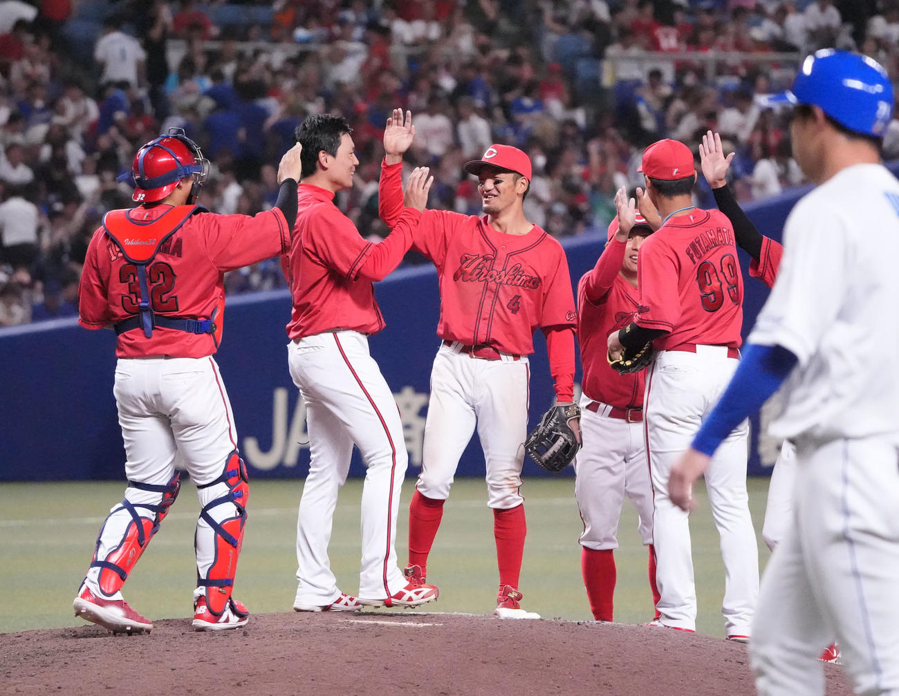 中日対広島　試合終了、勝利に喜ぶ広島ナイン（撮影・森本幸一）