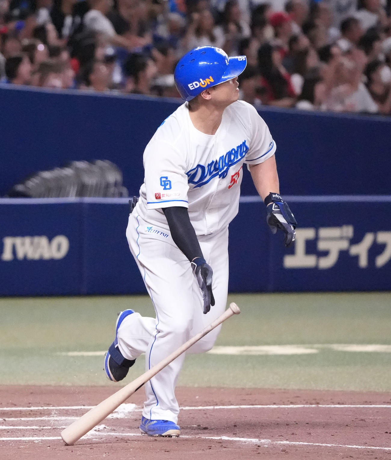 中日対広島　9回裏中日1死二塁、左中間へ2点本塁打を放つ細川（撮影・森本幸一）