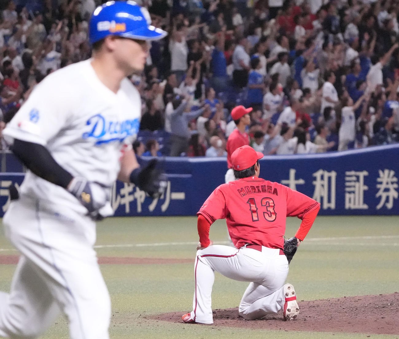 中日対広島　9回裏中日1死二塁、森浦（右）は細川に左中間へ2点本塁打を打たれる（撮影・森本幸一）