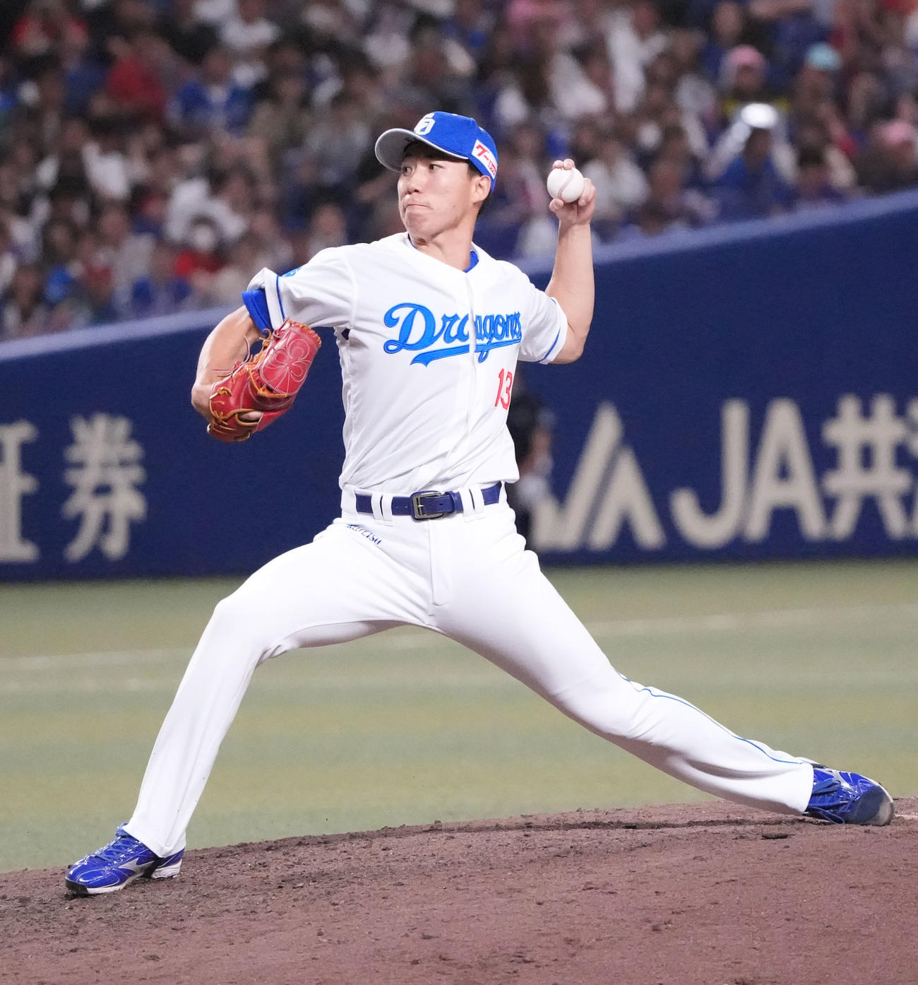 中日対広島　11回表広島2死二塁、中日6番手で登板する橋本（撮影・森本幸一）