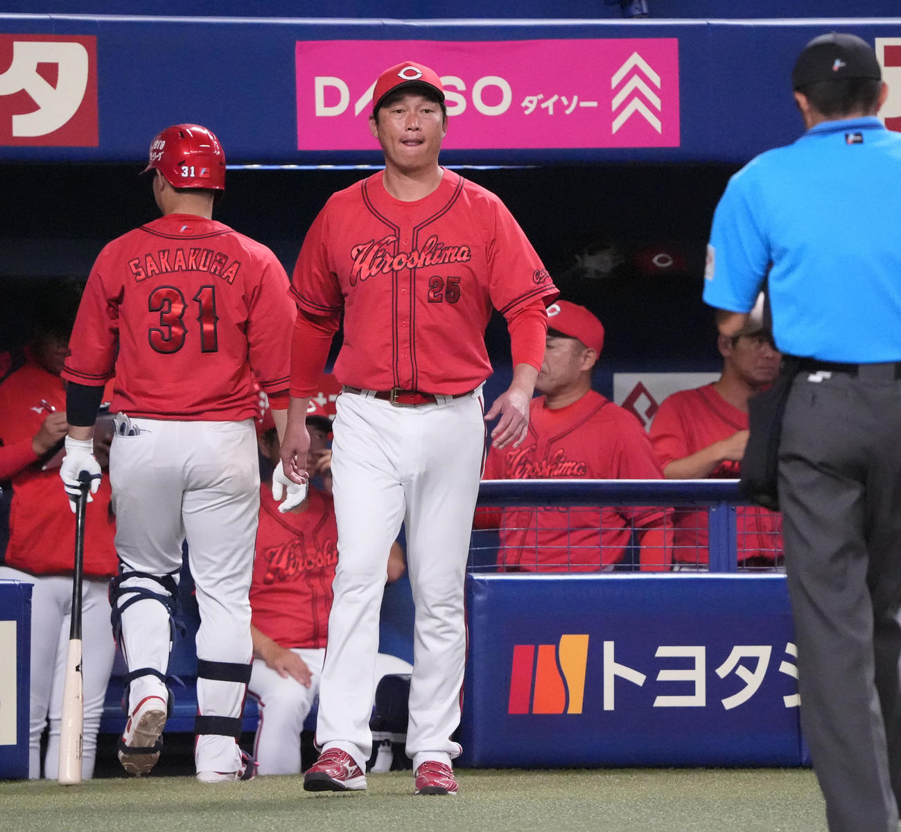 中日対広島　10回表終了、選手交代を告げる新井監督（撮影・森本幸一）