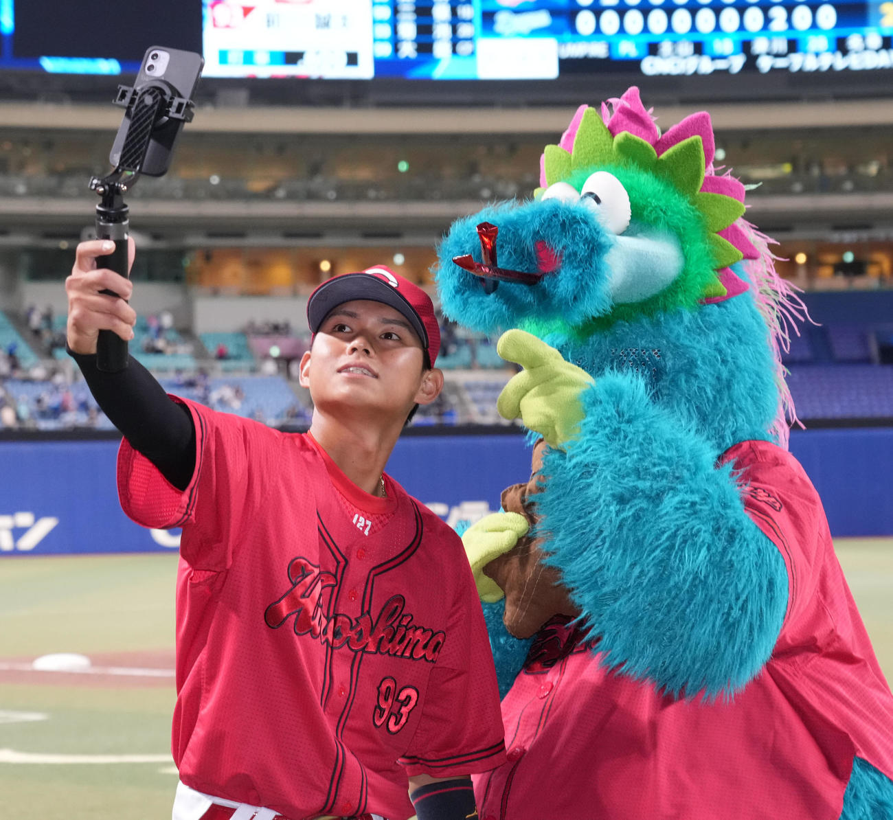 中日対広島　前川（左）はヒーローインタビューを終えスラィリーと自撮りをする（撮影・森本幸一）